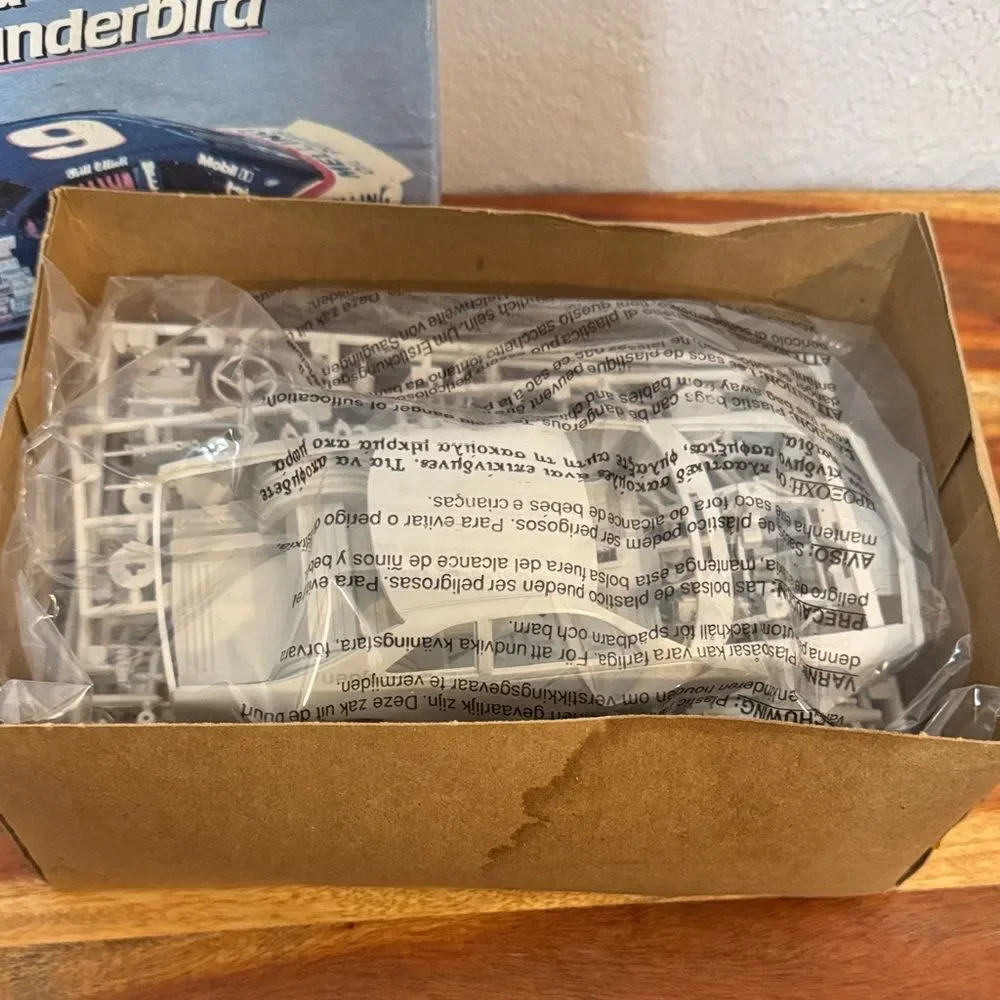 Vintage AMT ERTL 1991 Bill Elliott Coors Light Ford Thunderbird 1:25 Model Kit 9